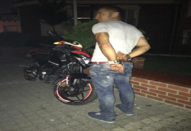 Polis Sandıkları Kişiye Kendilerini Kelepçelettiler, Şaka Yapacakken Gasp Edildiler
