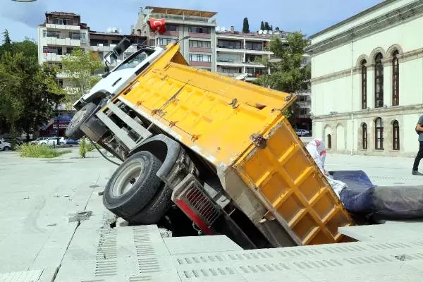 İzmit'te Akılalmaz Kaza! Kamyon, Meydana Gömüldü