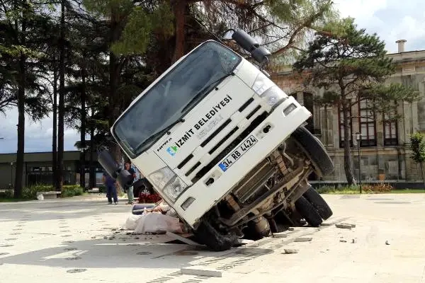 İzmit'te Akılalmaz Kaza! Kamyon, Meydana Gömüldü