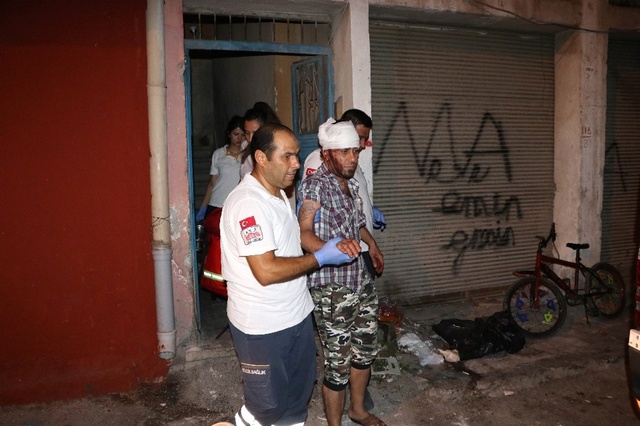 Adana'da Mahalleli ve Suriyeliler Arasında Çıkan Sopalı Bıçaklı Kavgaya Özel Harekat Müdahale Etti