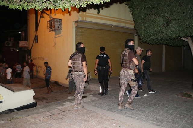 Adana'da Mahalleli ve Suriyeliler Arasında Çıkan Sopalı Bıçaklı Kavgaya Özel Harekat Müdahale Etti