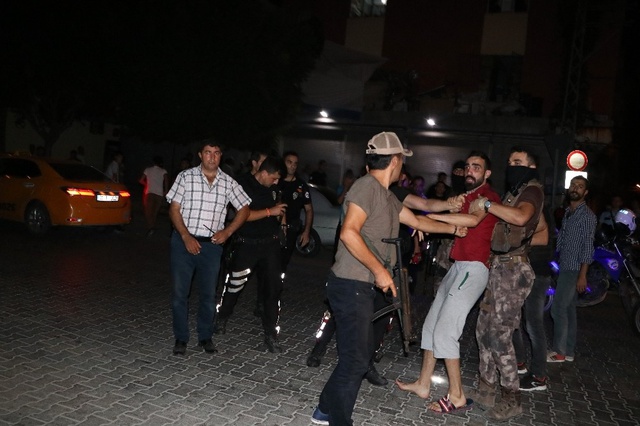 Adana'da Mahalleli ve Suriyeliler Arasında Çıkan Sopalı Bıçaklı Kavgaya Özel Harekat Müdahale Etti