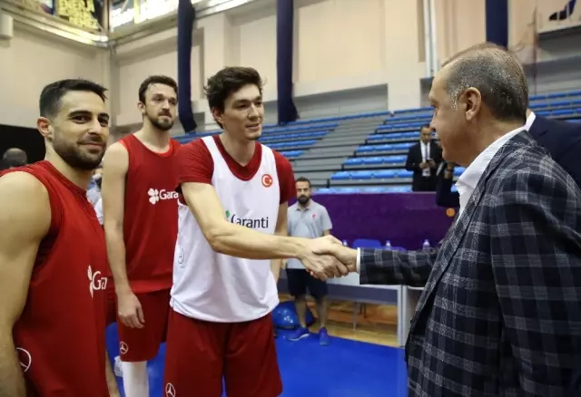 Cumhurbaşkanı Erdoğan, A Milli Basketbol Takımı'nı Ziyaret Etti