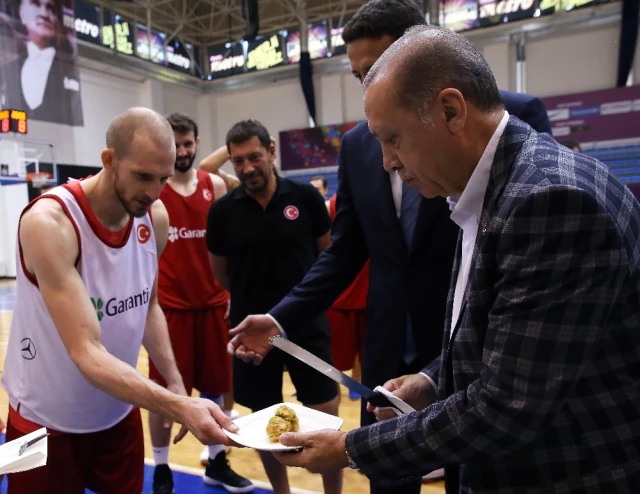 Cumhurbaşkanı Erdoğan, A Milli Basketbol Takımı'nı Ziyaret Etti