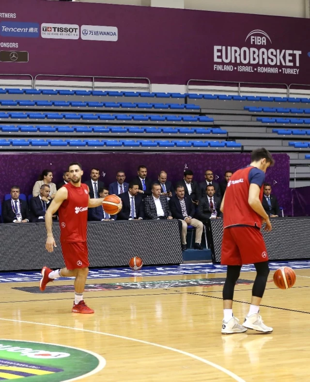 Cumhurbaşkanı Erdoğan, A Milli Basketbol Takımı'nı Ziyaret Etti