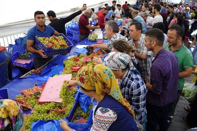 Bonkör İş Adamı, Tüm Pazarı Satın Aldı; Her Şeyi Bedava Dağıttı