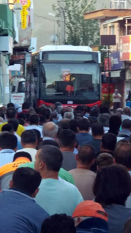 İzmir'de Cemaat Yollara Taşınca Otobüs Şoförü de Namaza Dahil Oldu