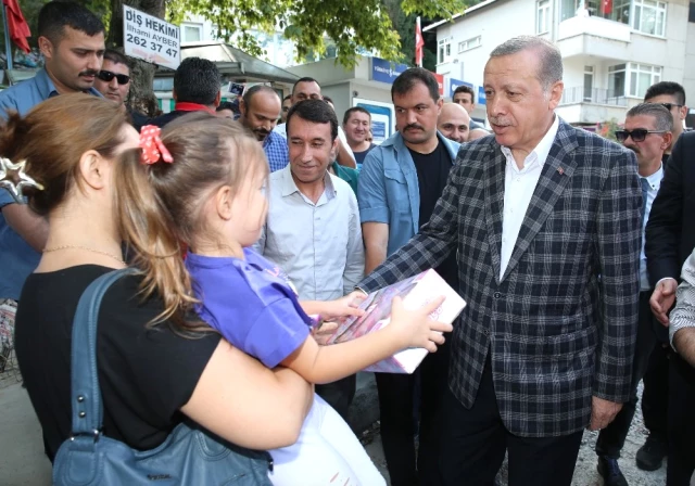 Köşk'e Geçerken Karakolun Önünde Duran Erdoğan, Polislerle Bayramlaştı