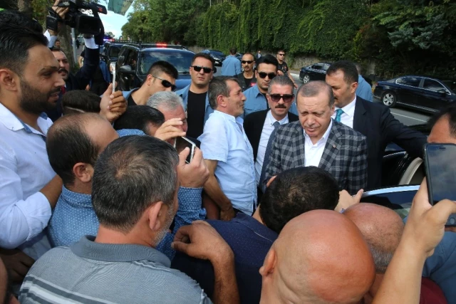 Köşk'e Geçerken Karakolun Önünde Duran Erdoğan, Polislerle Bayramlaştı