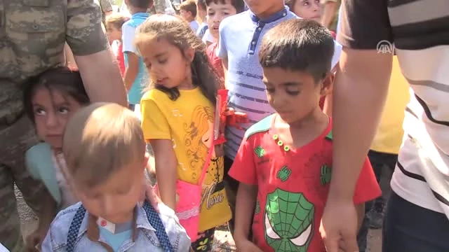 Orgeneral Akar, Suriye Sınırında Oynayan Çocuklara Bayram Hediyesi Verdi