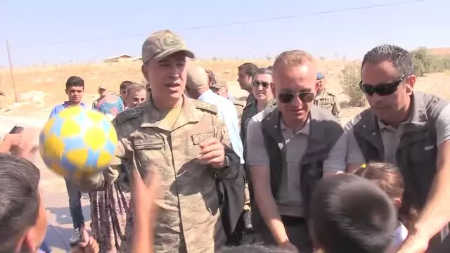 Orgeneral Akar, Suriye Sınırında Oynayan Çocuklara Bayram Hediyesi Verdi