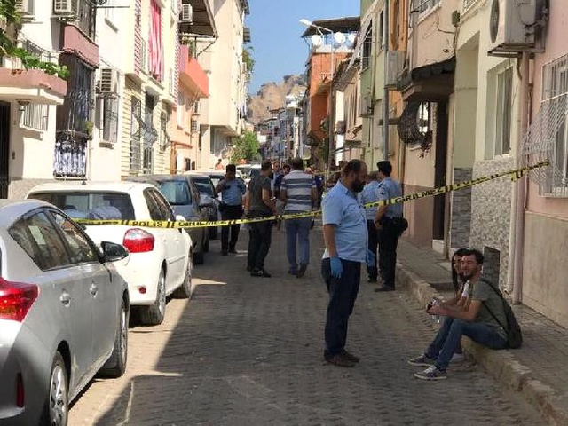 Yaşlı Adam Aşkına Karşılık Vermeyen Kadını Öldürüp Ardından İntihar Etti