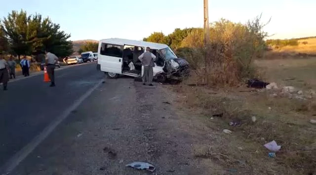 Adıyaman'da Minibüs ile Otomobil Çarpıştı: 1 Ölü, 2 Yaralı