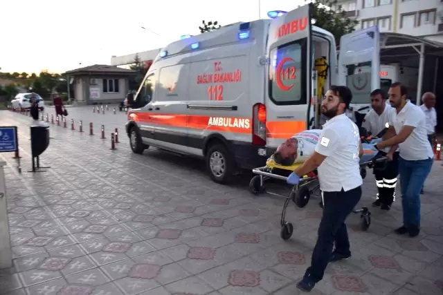 Adıyaman'da Minibüs ile Otomobil Çarpıştı: 1 Ölü, 2 Yaralı