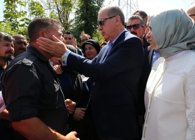 Hakkari Şehidinin Cenazesine Katılan Erdoğan, Acılı Anneyi Teselli Etti
