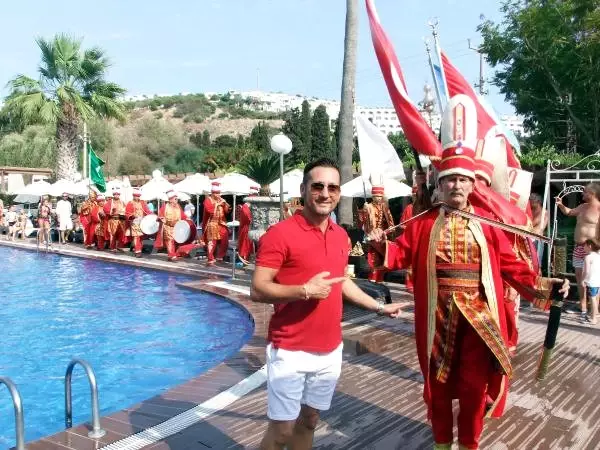 Havuz Başında Mehter Takımlı <a class='keyword-sd' href='/dogum-gunu/' title='Doğum Günü'>Doğum Günü</a> Kutlaması