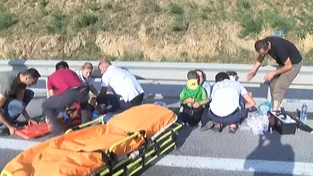 İstanbul'da Feci Kaza: 1 Kişi Otomobilde Sıkışarak Can Verdi, 6 Kişi Yaralandı