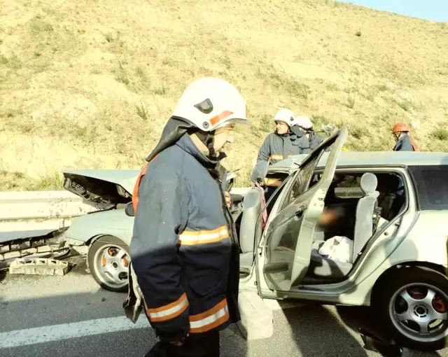 İstanbul'da Feci Kaza: 1 Kişi Otomobilde Sıkışarak Can Verdi, 6 Kişi Yaralandı