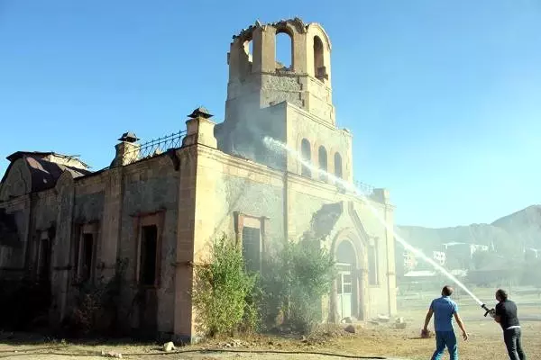 Erzurum'daki Tarihi Rus Kilisesinde, Tinercilerin Ateş Yakması Nedeniyle Yangın Çıktı