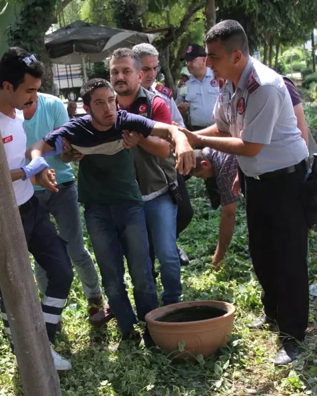 Parkta Kendinden Geçen Uyuşturucu Bağımlısı Genç, Ambulansa Binmemek İçin Direndi