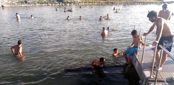 Ardahan'daki Çıldır Gölü, Sıcaklardan Kaçanların Akınına Uğradı