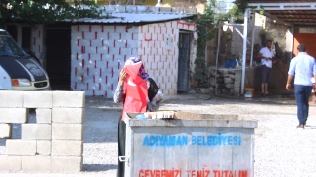 Çöpte Gördüğü Türk Bayrağını Çıkarıp Öpen Yaşlı Nine, Herkesi Duygulandırdı