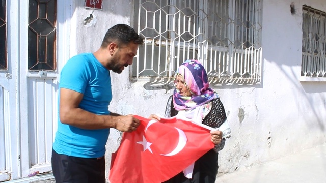 Çöpte Gördüğü Türk Bayrağını Çıkarıp Öpen Yaşlı Nine, Herkesi Duygulandırdı