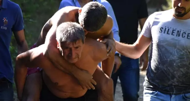 Polis Ekipleri, Boğulmaktan Kurtarılan Vatandaşı Sırtlarında Taşıyarak Ambulansa Yetiştirdi