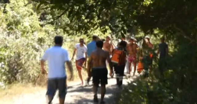 Polis Ekipleri, Boğulmaktan Kurtarılan Vatandaşı Sırtlarında Taşıyarak Ambulansa Yetiştirdi