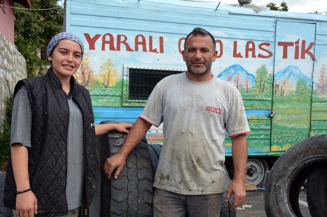 16 Yaşındaki Kız Hem Okuyor, Hem de Babasının Yanında Lastik Tamirciliği Yapıyor
