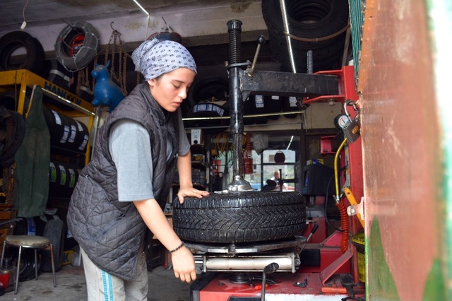 16 Yaşındaki Kız Hem Okuyor, Hem de Babasının Yanında Lastik Tamirciliği Yapıyor