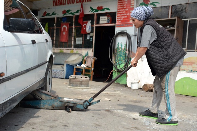 16 Yaşındaki Kız Hem Okuyor, Hem de Babasının Yanında Lastik Tamirciliği Yapıyor