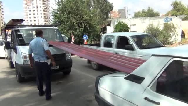 Çinko Levhalar Otomobile Ok Gibi Saplandı, İçindekilerin Burnu Bile Kanamadı