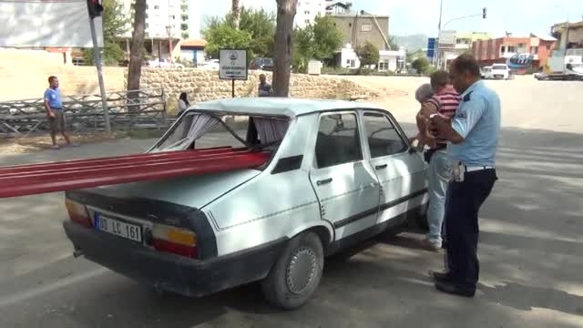 Çinko Levhalar Otomobile Ok Gibi Saplandı, İçindekilerin Burnu Bile Kanamadı