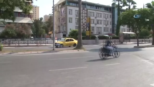 Seçim İçin Açılan Geçici Yol Kapatılmadı, Adanalılar Etten Duvar Örüp İsyan Etti