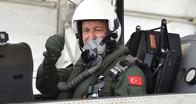 Genelkurmay Başkanı Akar, Eskişehir'de Filoları Denetlerken F-16 ile Uçtu