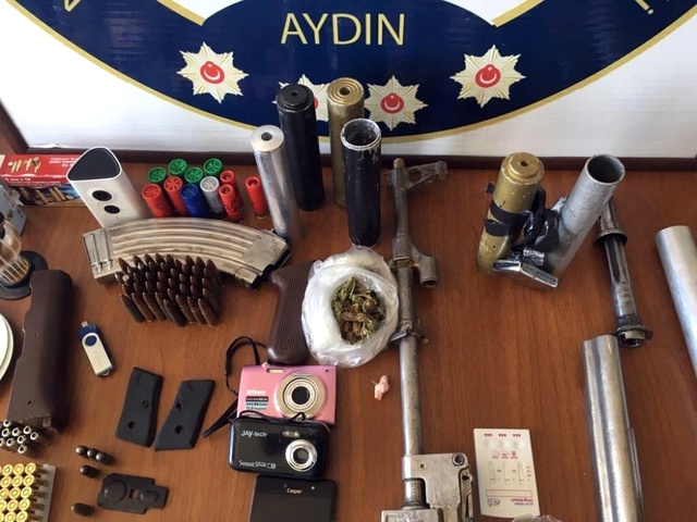 Aydın'da Polisin Baskın Yaptığı Evden, Cephanelik Çıktı