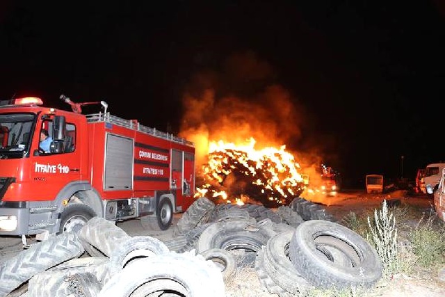 Çorum'da Saman Yüklü TIR Alev Topuna Döndü, Sürücüsü Yaralandı