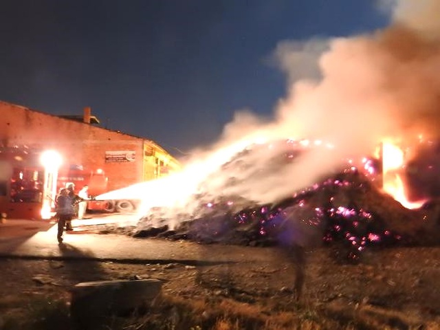 Çorum'da Saman Yüklü TIR Alev Topuna Döndü, Sürücüsü Yaralandı