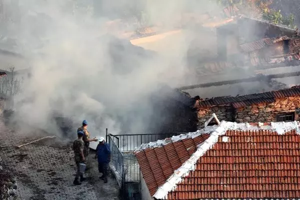 Muğla'da Orman Yangını Kabusu Devam Ediyor: 30 Ev Küle Döndü