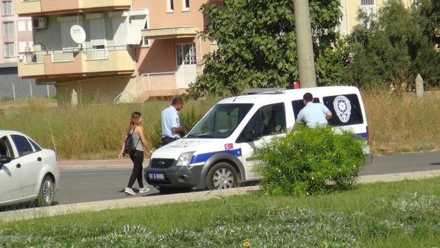Polisin Takip Ettiğini Görünce, Aracı ve Kız Arkadaşını Bırakıp Kaçtı