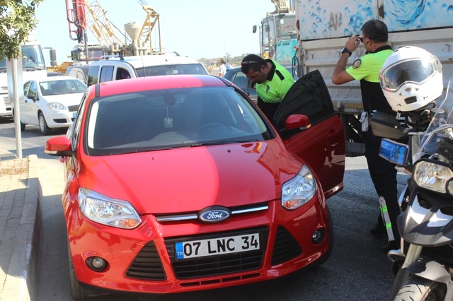 Polisin Takip Ettiğini Görünce, Aracı ve Kız Arkadaşını Bırakıp Kaçtı