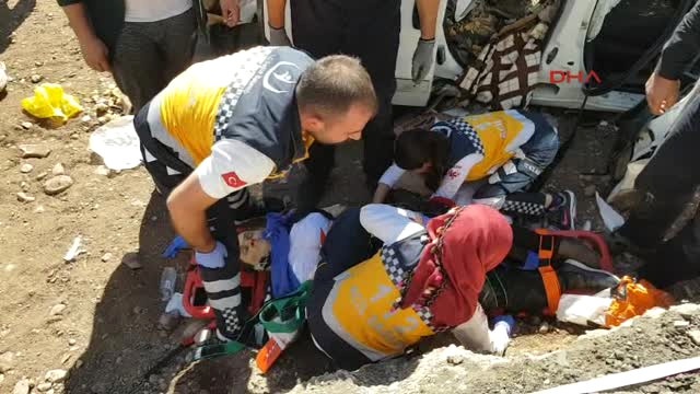 İran'a Ceviz Götüren TIR ile Hafif Ticari Araç Çarpıştı: 2 Ölü