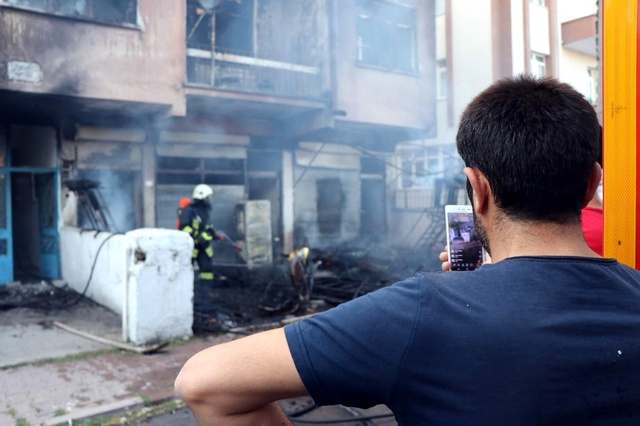 Yangın Çıkan Binayı Gören Vatandaşlar Sosyal Medyadan Canlı Yayın Yaptı