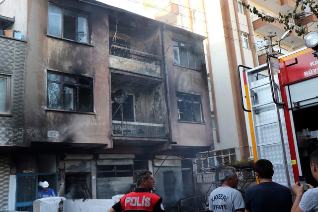 Yangın Çıkan Binayı Gören Vatandaşlar Sosyal Medyadan Canlı Yayın Yaptı