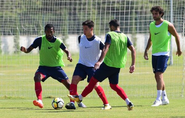 Antalyaspor Antrenmanında Nasri ile Rıza Çalımbay Gerginliği Çıktı