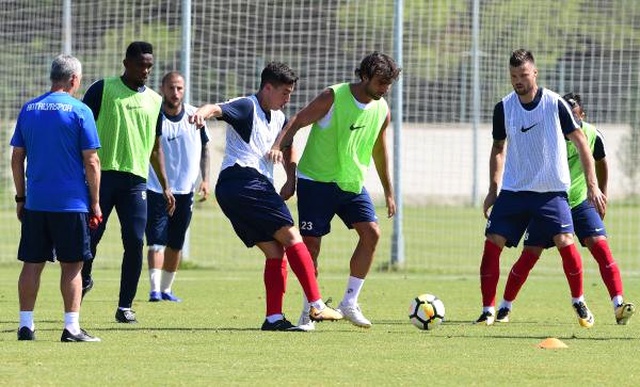 Antalyaspor Antrenmanında Nasri ile Rıza Çalımbay Gerginliği Çıktı