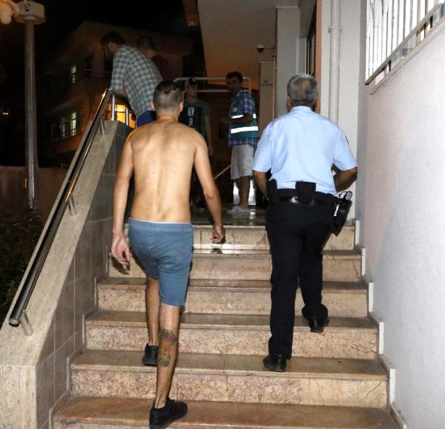 'Hero' Tişörtünden Gözaltına Alınan Üniversiteli Gence Yarı Çıplak Sorgu