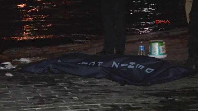 Karaköy'de Denizden Ceset Çıkarılırken, Balıkçılar İstifini Bozmadı