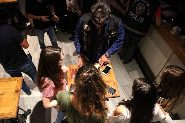 İstanbul'da Eğlence Mekanlarına Polis Denetimi Turistlerden Büyük İlgi Gördü